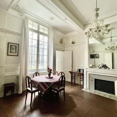 Spacious And Central In Apartament